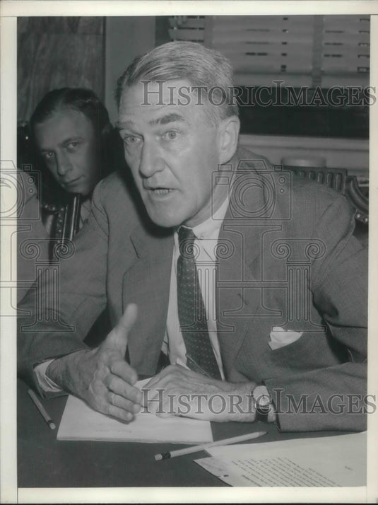 1955 Press Photo Businessman Speaks At Meeting