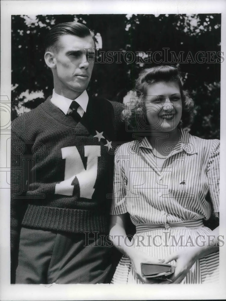 Load image into Gallery viewer, 1942 Press Photo Midshipman Willis E Maxon &amp; Bride Mary Pauline Maxon
