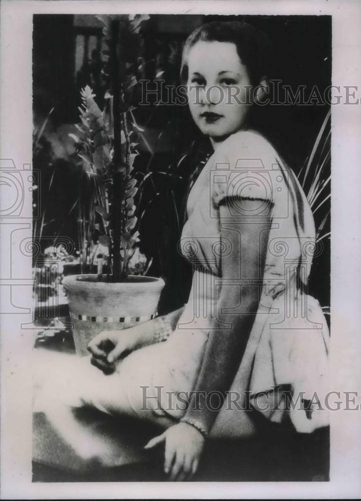 Load image into Gallery viewer, 1935 Press Photo Mary Ann Hughes Freeman Slack at 19 Asks for Annulment Suit
