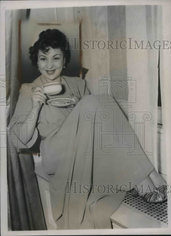 1941 Press Photo Mlle. Mil Skaya, Confidante of Diplomats Holds Press Interview