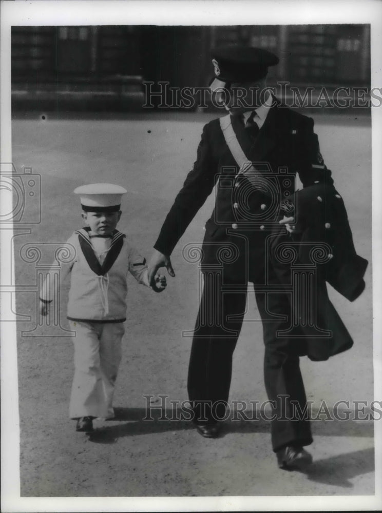 Load image into Gallery viewer, 1941 Press Photo Petty Officer Francis Standley with Son John Standley

