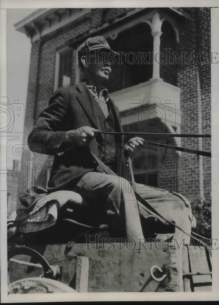 Load image into Gallery viewer, 1938 Press Photo Farmer E.M. Upshaw for vote on Cotton Quotas at the Courthouse

