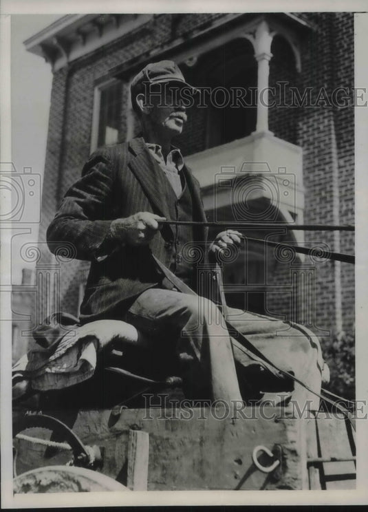 1938 Press Photo Farmer E.M. Upshaw for vote on Cotton Quotas at the Courthouse