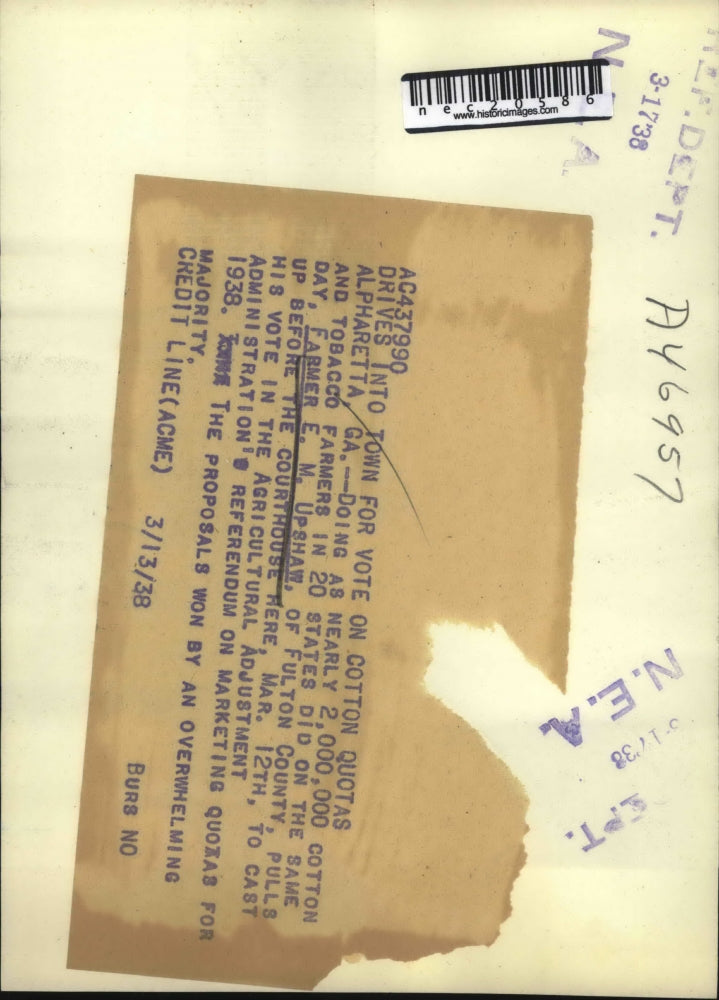 Load image into Gallery viewer, 1938 Press Photo Farmer E.M. Upshaw for vote on Cotton Quotas at the Courthouse
