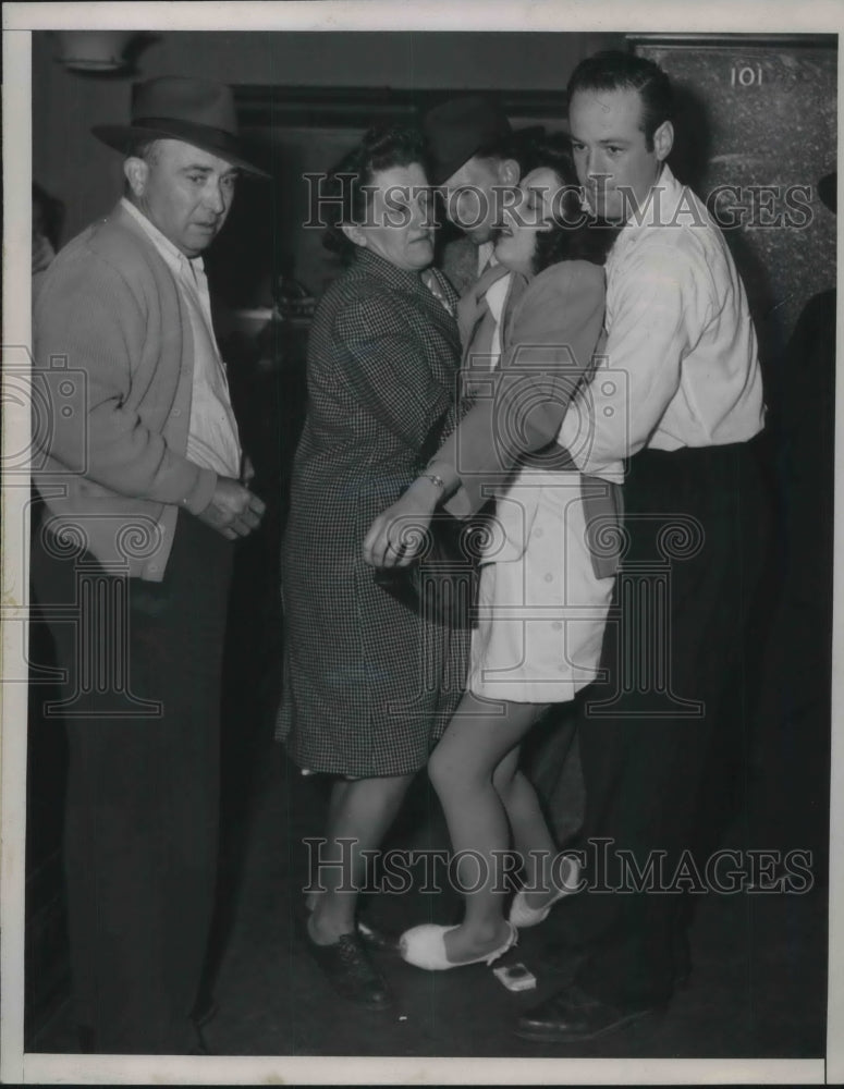1947 Press Photo Betty Darling passes out after hearing about dead husband