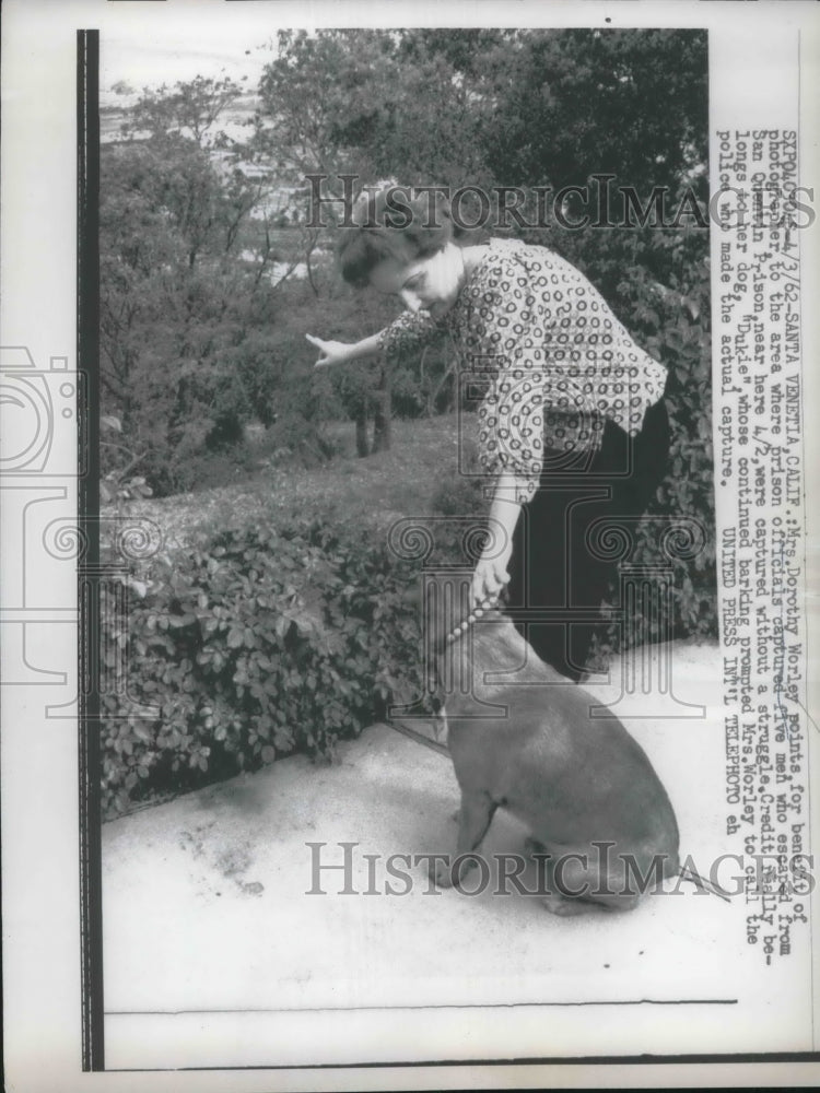 1962 Press Photo Dorothy Worley points where escaped men from prison captured