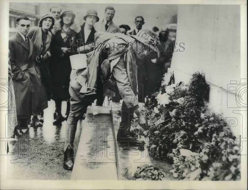 Load image into Gallery viewer, 1933 Press Photo Mark Howard Chalmers Reached End of 5000 Mile Pilgrimage Englan
