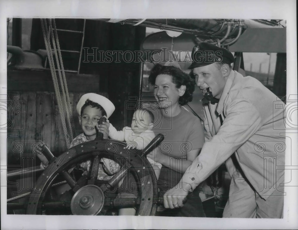 1949 Press Photo Mr and Mrs Stanley Dashew all set to sail with Stephen &amp; Lesley- Historic Images