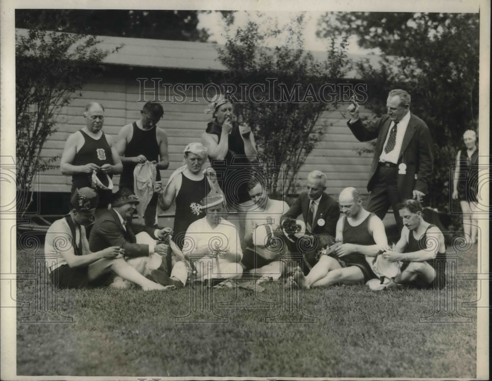 1925 Press Photo Members of NY Rotary Club joined hat trimming contest
