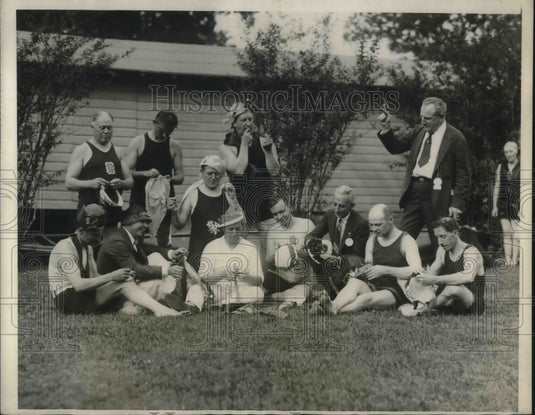 1925 Press Photo Members of NY Rotary Club joined hat trimming contest