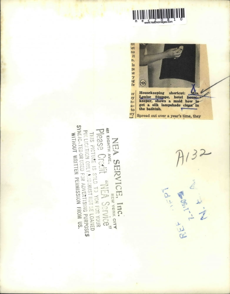 1950 Press Photo Louise Stumpe Showing Maid How to Clean Lampshade