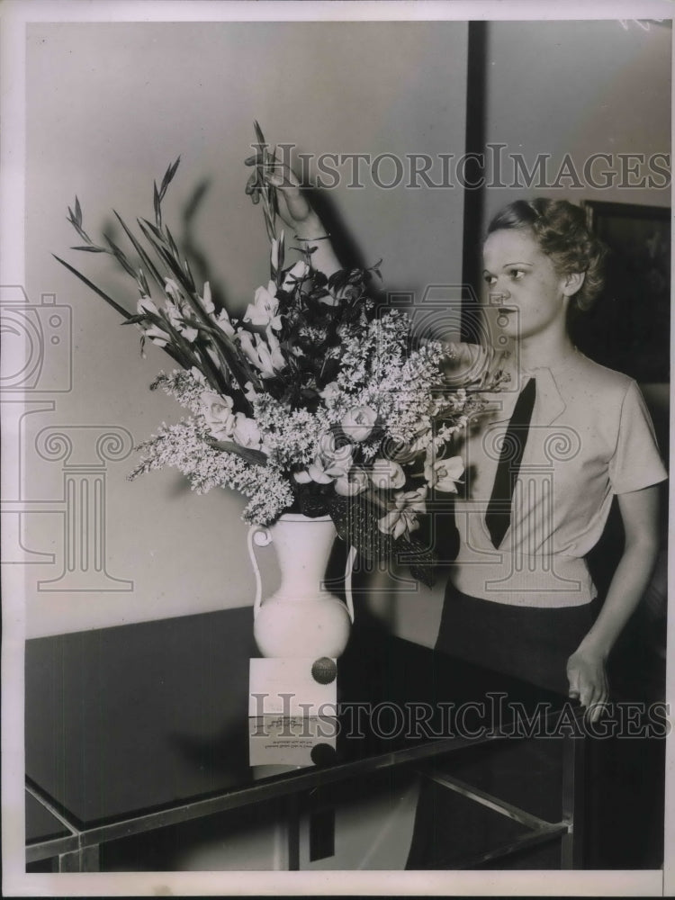 Load image into Gallery viewer, 1936 Press Photo Miss Gloria Stirratt 2nd Prize Winning Floral Arrangement
