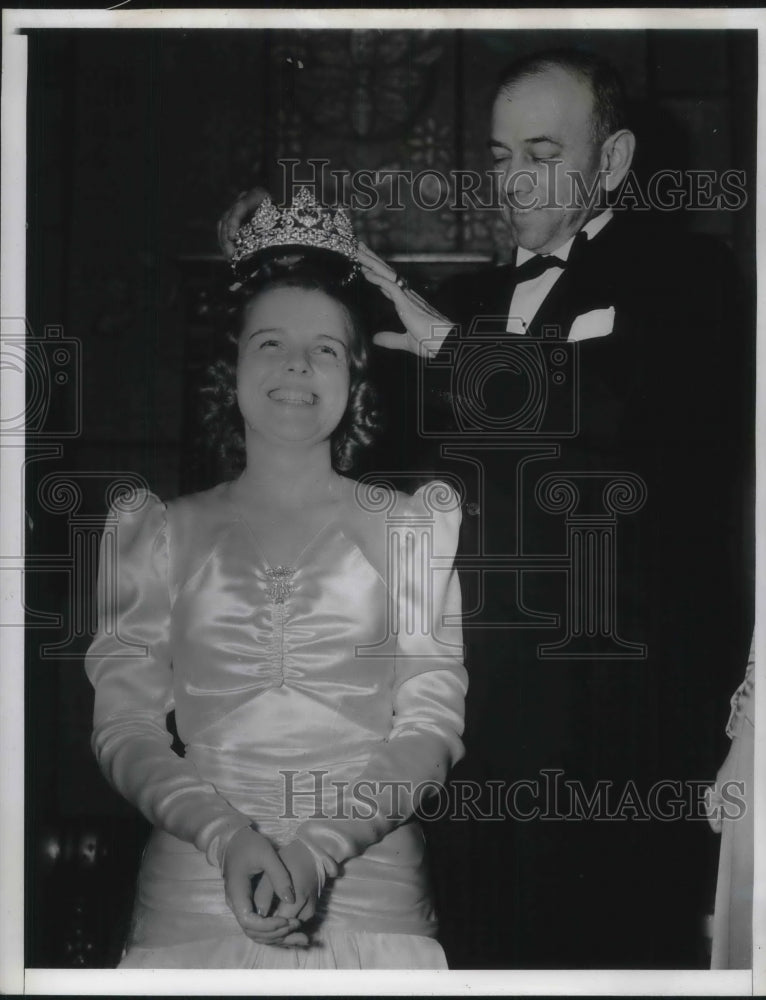 1940 Press Photo Sally Stanton, crowned 1941 Tournament of the Roses Queen