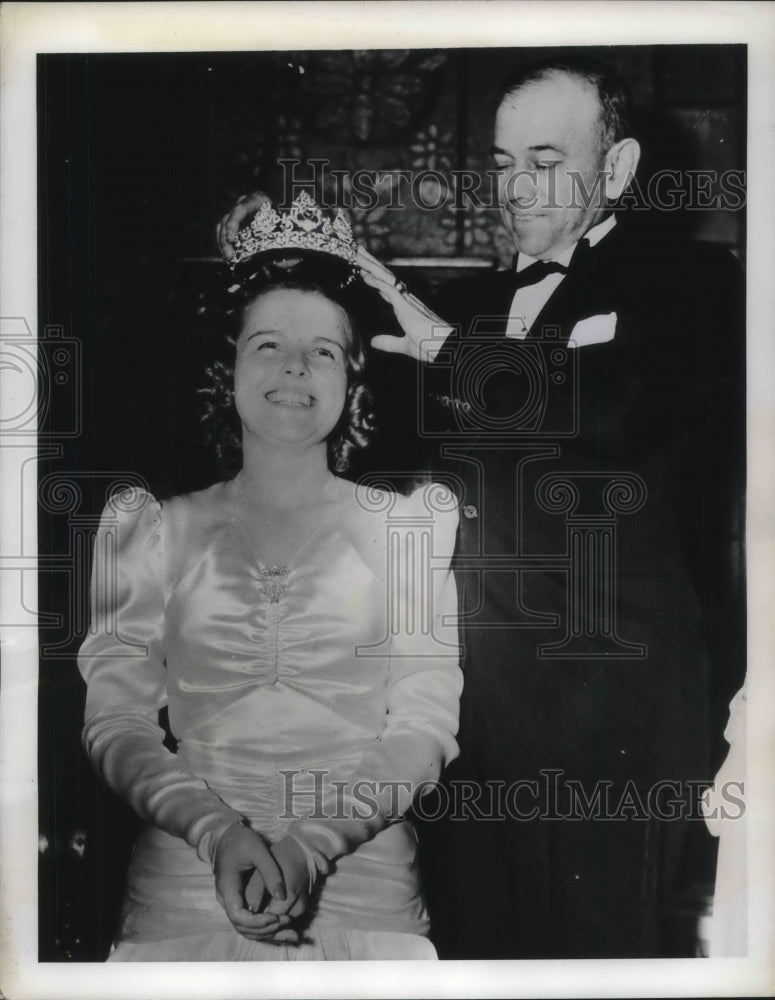 1940 Press Photo Capt J.W McCall Jr, crowning Sally Stanton - nec20876
