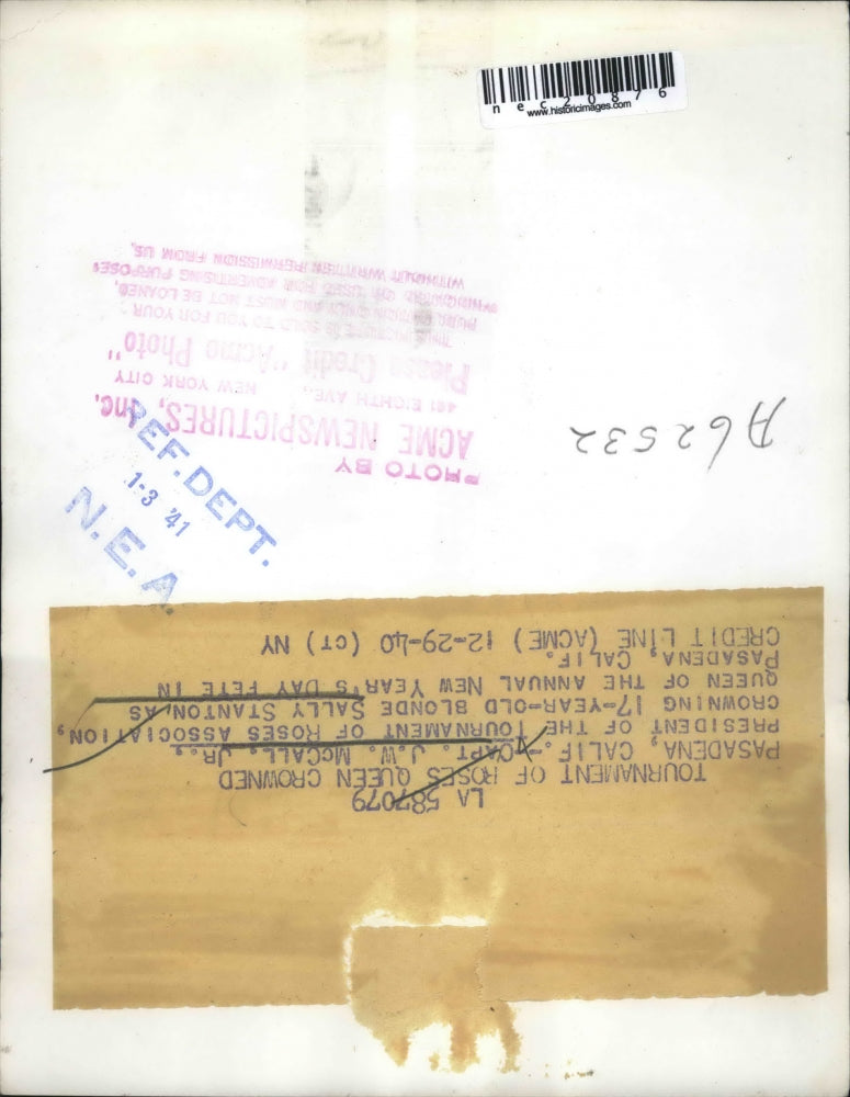 1940 Press Photo Capt J.W McCall Jr, crowning Sally Stanton - nec20876