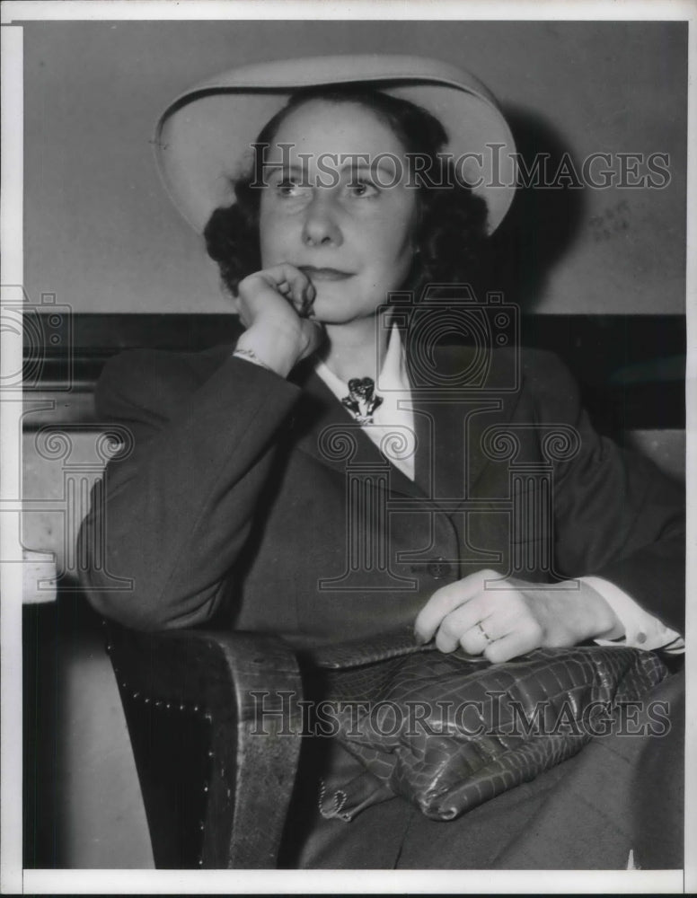 1941 Press Photo Mrs Peggy Ellsworth Straw, suing Roy Hayes and Robert E Dwan