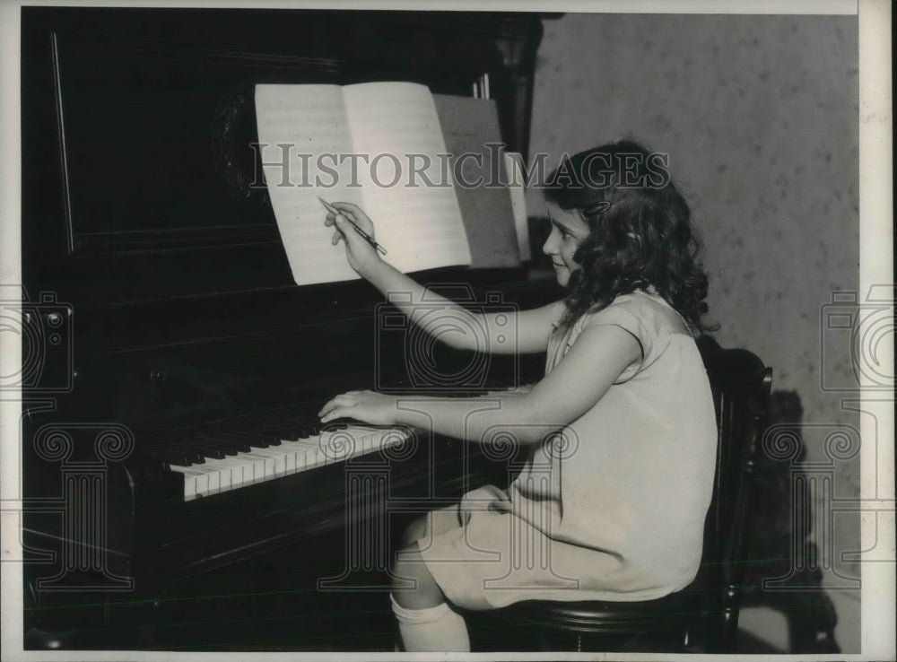 1931 Press Photo Little Girl Susan Chiqui Godoy Music Composer Prodigy At Piano