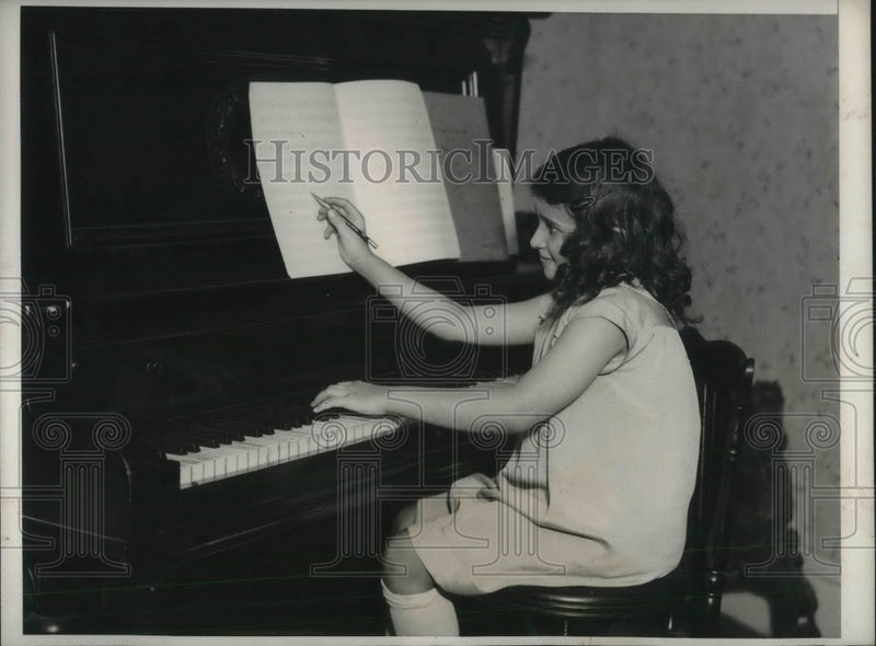Load image into Gallery viewer, 1931 Press Photo Little Girl Susan Chiqui Godoy Music Composer Prodigy At Piano
