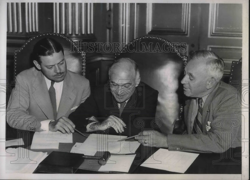 Load image into Gallery viewer, 1938 Press Photo Oscar Strackbein, Thomas Holland, and Major Robert Campbell
