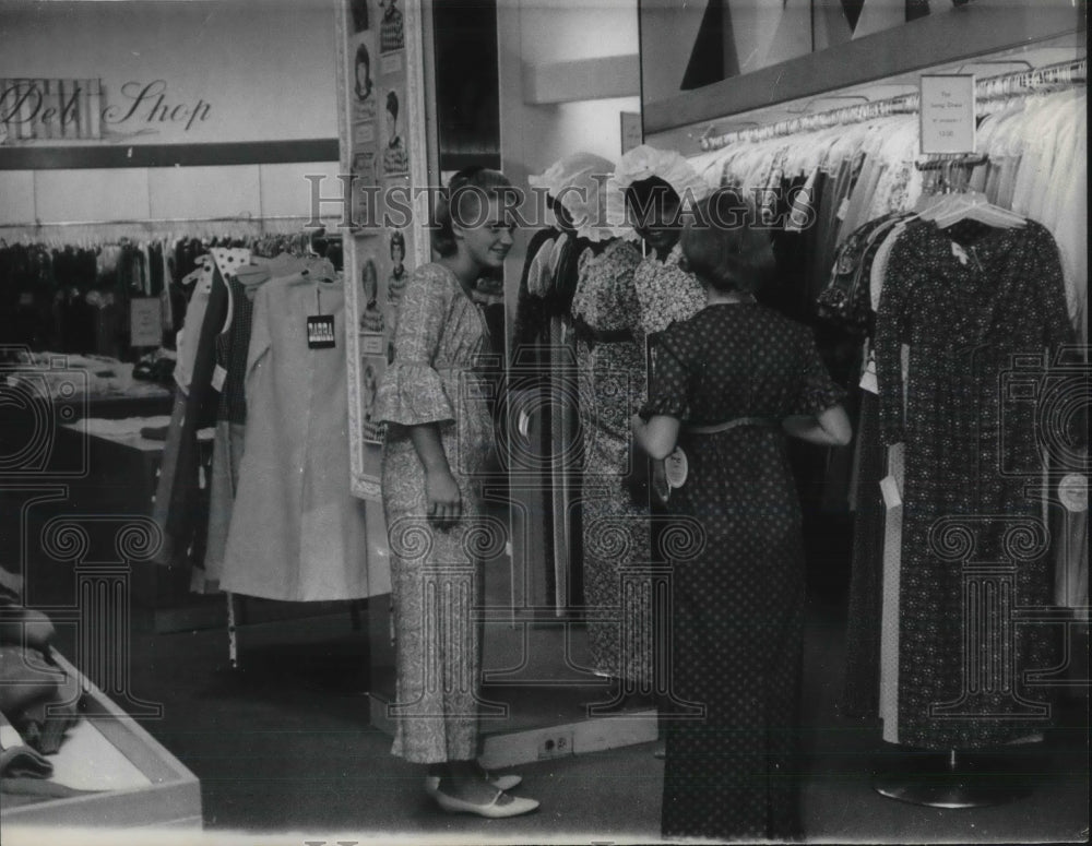 1965 Press Photo Los Angeles California Department Store Granny Dresses