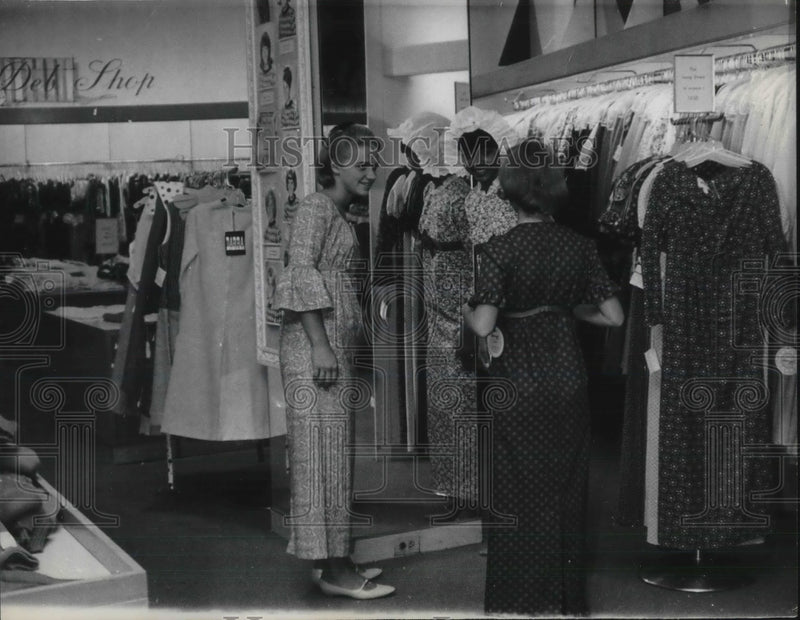 Load image into Gallery viewer, 1965 Press Photo Los Angeles California Department Store Granny Dresses
