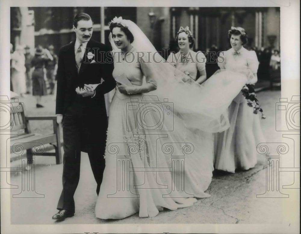 1939 Press Photo Nicholas Hyde-Villiers & bride Mary Forester wed in London