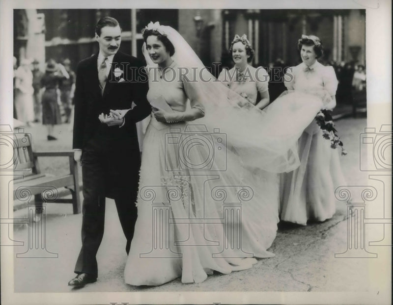 Load image into Gallery viewer, 1939 Press Photo Nicholas Hyde-Villiers &amp; bride Mary Forester wed in London
