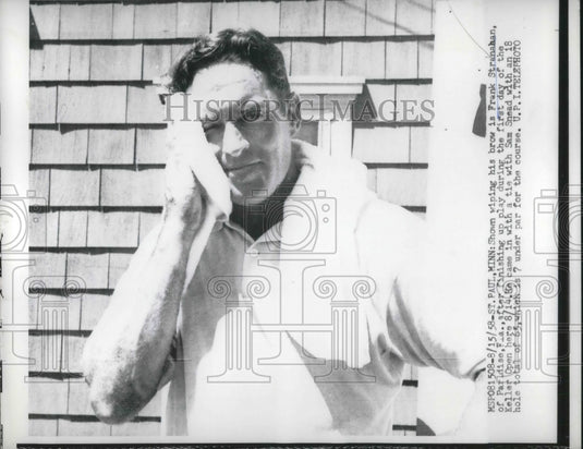 1958 Press Photo Frannk Stranahan Golf Plater Wipes Brow At Keller Open St. Paul