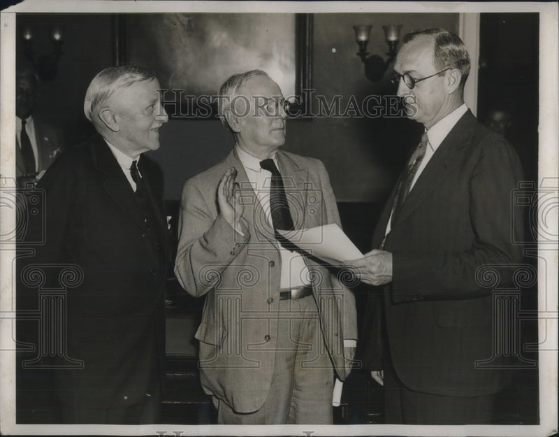 Load image into Gallery viewer, 1933 Press Photo Former Harvard Professor Welcomes Woodin Assistant
