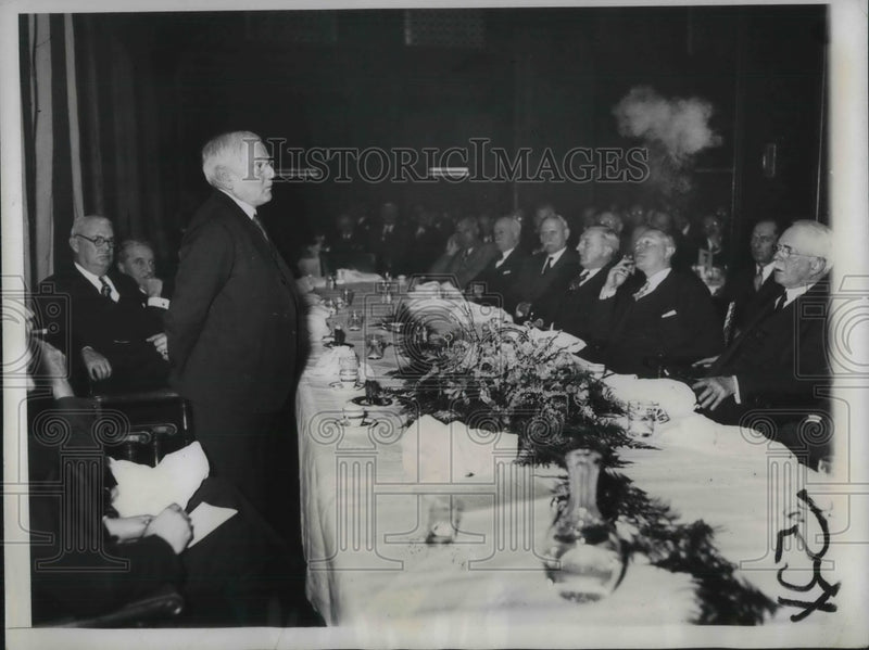 Load image into Gallery viewer, 1934 Press Photo Dr. OMW Sprague Treasury Advisor Talks To Bankers Club Lunch
