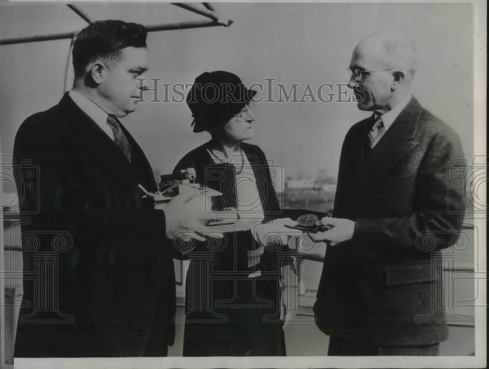 1933 Press Photo Mrs. Robert T. Graham Given American Exposition Fair Medal