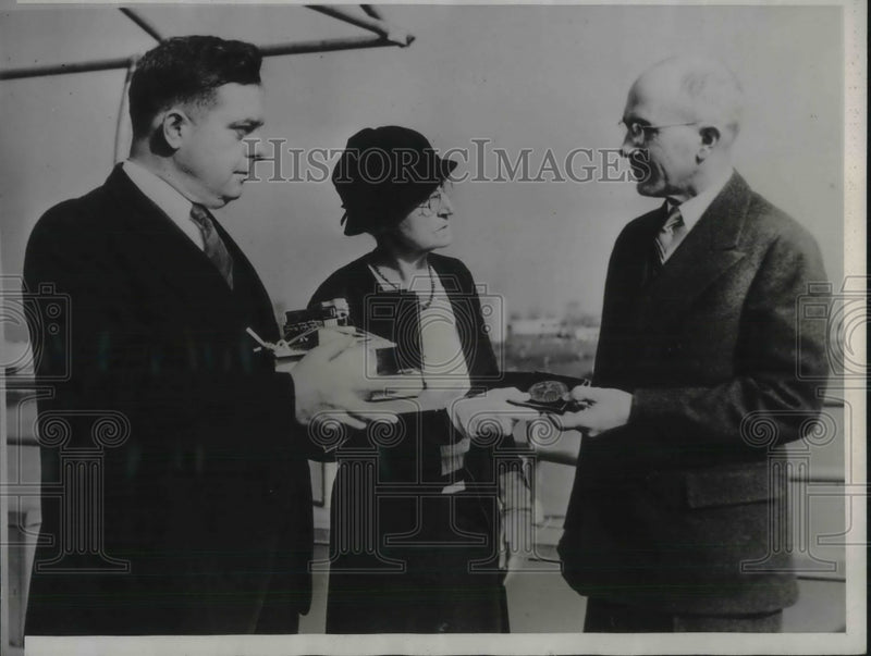 Load image into Gallery viewer, 1933 Press Photo Mrs. Robert T. Graham Given American Exposition Fair Medal

