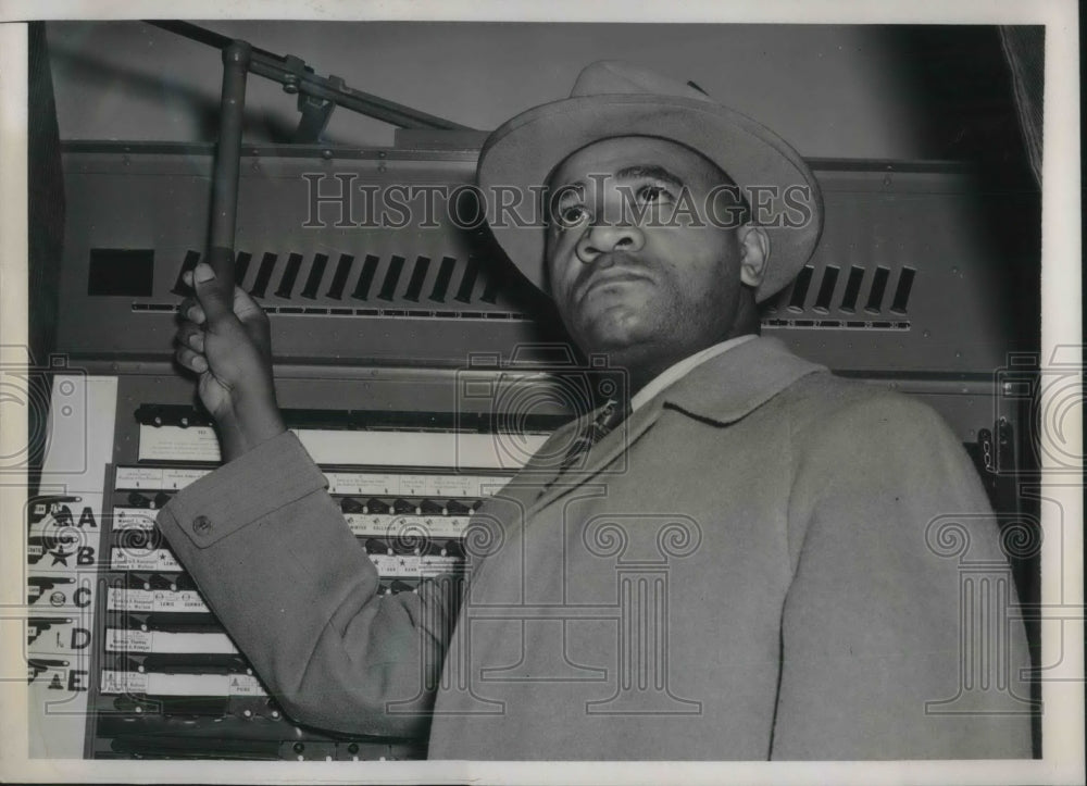 1940 Press Photo James Sloan Black Policeman Kneed By White House Secretary - Historic Images