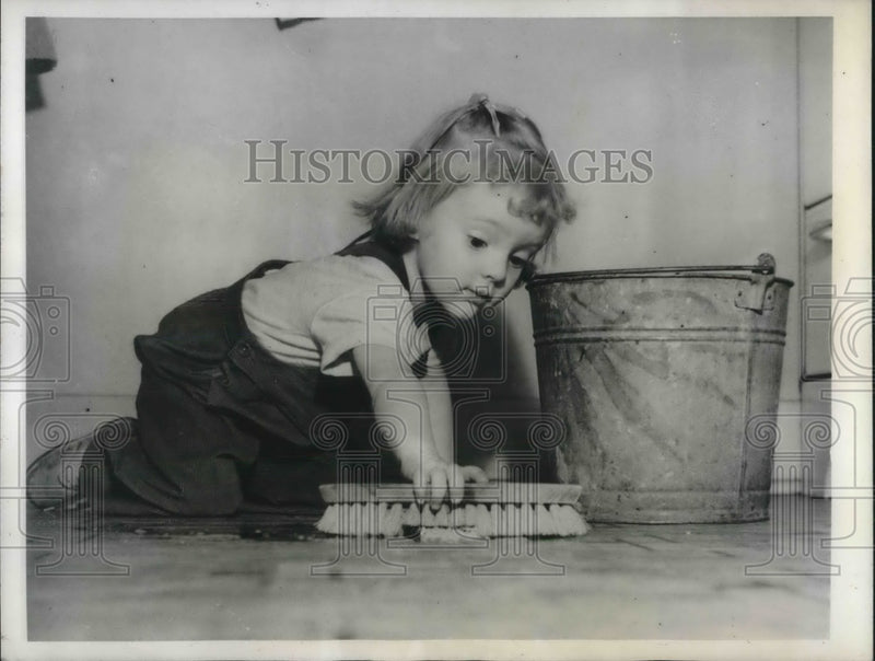 Load image into Gallery viewer, 1944 Press Photo Vicki Swanson Little Girl Scrubs Floors With Brush And Bucket
