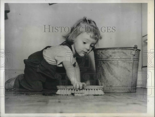 1944 Press Photo Vicki Swanson Little Girl Scrubs Floors With Brush And Bucket