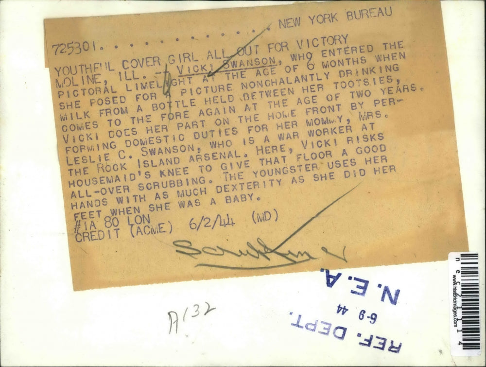 1944 Press Photo Vicki Swanson Little Girl Scrubs Floors With Brush And Bucket