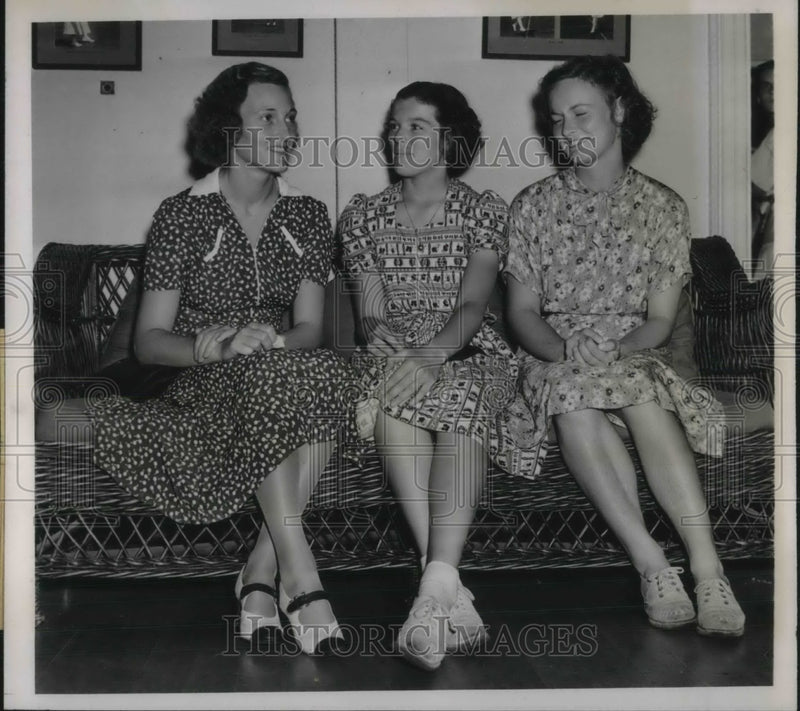 Load image into Gallery viewer, 1938 Press Photo Dorothy Workman, Pat Conning &amp; Virginia Wolfender at Tournament
