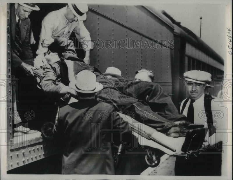 Load image into Gallery viewer, 1939 Press Photo Bandit John Frank Waldron Wounded in Attempted Railway Robbery
