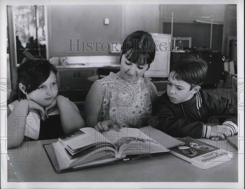 Load image into Gallery viewer, Press Photo Dorothy Novkovich, Debbie Hudak, Jeff Dietz, Memorial Park School
