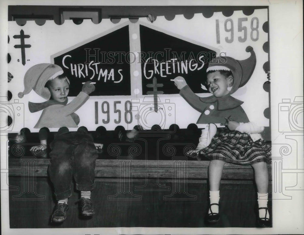 1958 Press Photo Mitchel T. Houk, Shaun Harbaush give to a fund appeal.