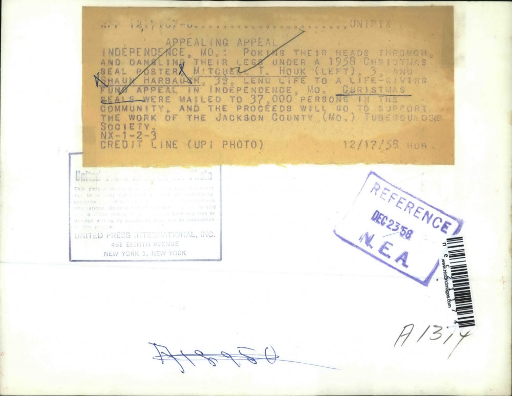 1958 Press Photo Mitchel T. Houk, Shaun Harbaush give to a fund appeal.