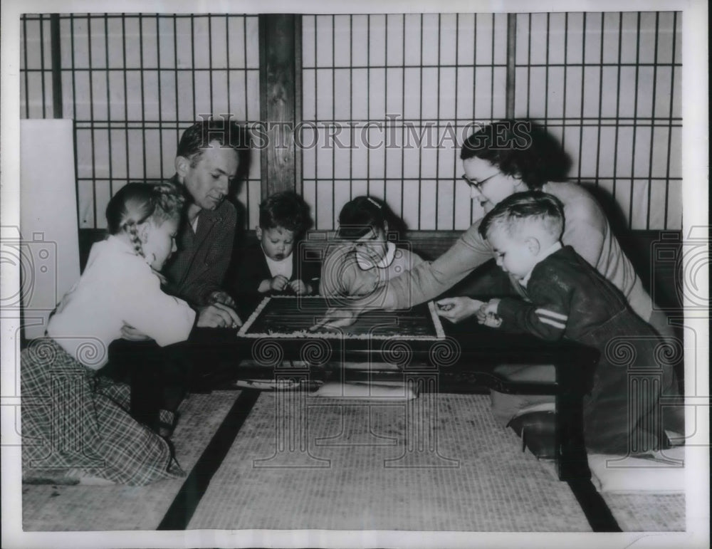 1946 Press Photo Navy Officer Eugene Criner And Family Playing In Japanese Home
