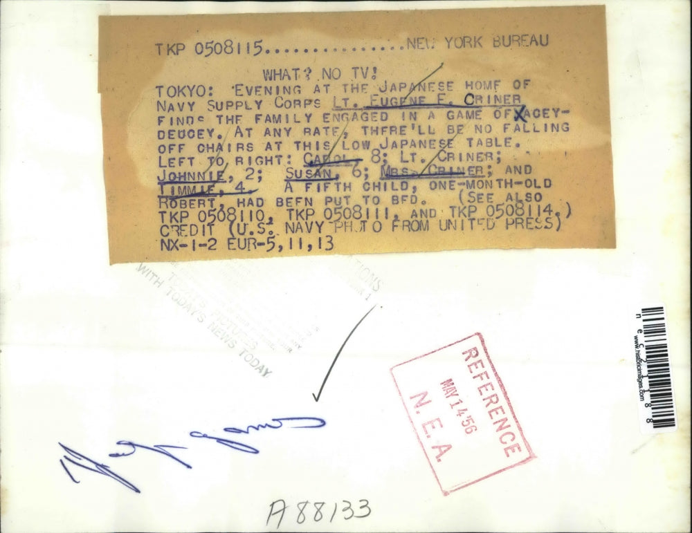 1946 Press Photo Navy Officer Eugene Criner And Family Playing In Japanese Home