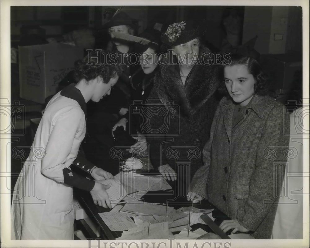 1941 Press Photo Women Line Up To Get Yarn At The Red Cross Headquarters