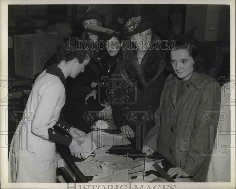 Load image into Gallery viewer, 1941 Press Photo Women Line Up To Get Yarn At The Red Cross Headquarters
