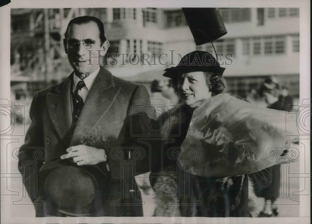1937 Press Photo Universal Pictures Head Cheeves Cowdin With Wife In France