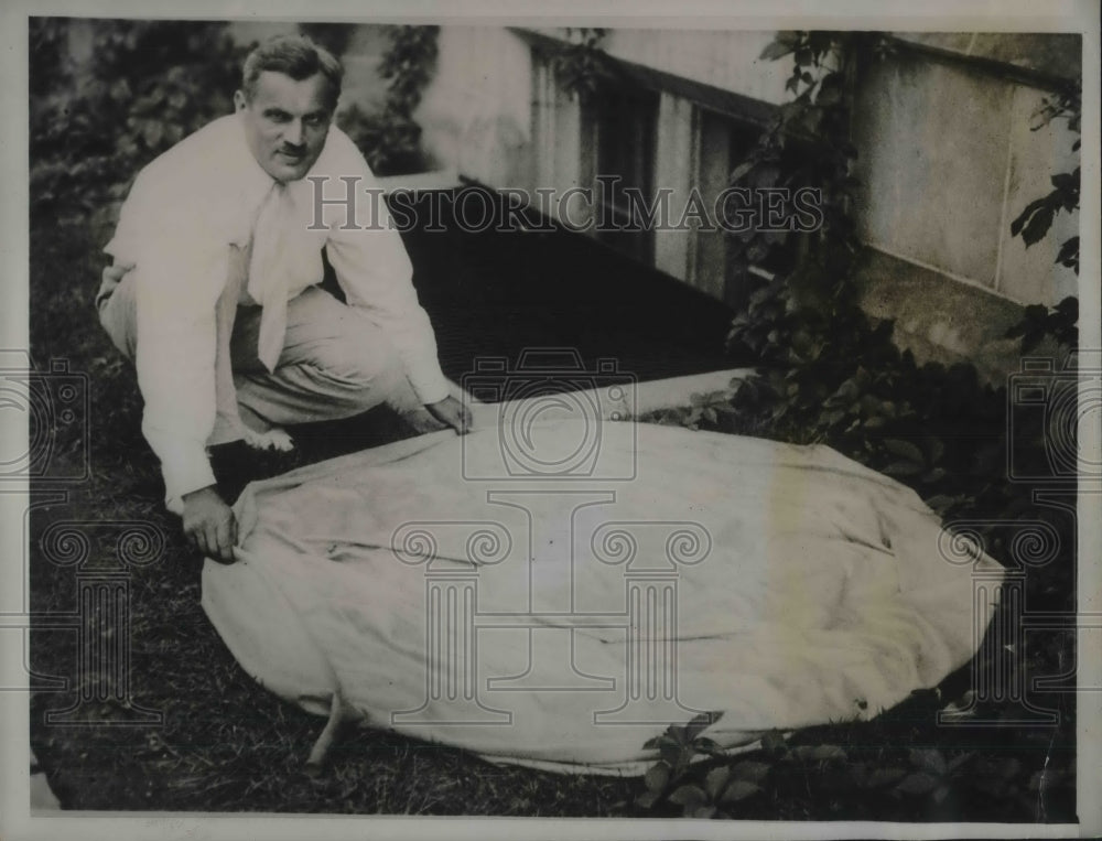 1934 Press Photo Professor Arthur Compton Nobel Winner With Research Balloon- Historic Images