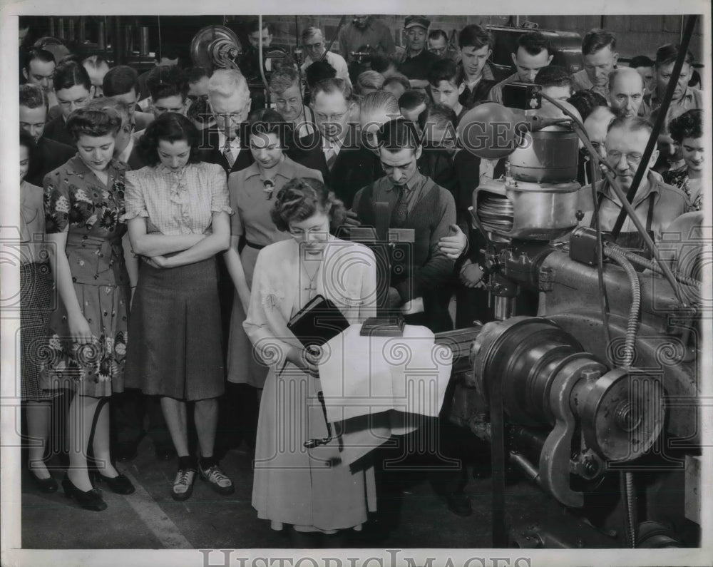 1944 Press Photo Workers At Oscar Hedstrom Corp Use Milling Machine As Altar