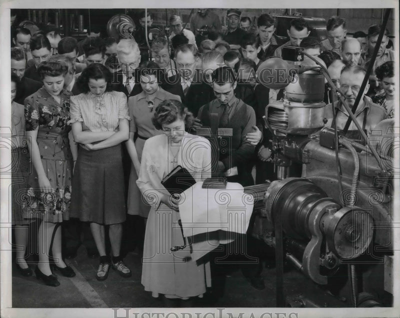Load image into Gallery viewer, 1944 Press Photo Workers At Oscar Hedstrom Corp Use Milling Machine As Altar
