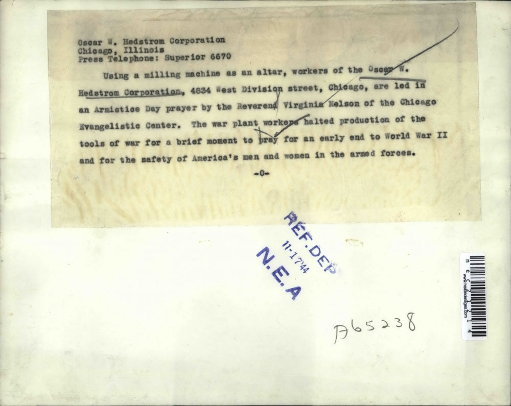 1944 Press Photo Workers At Oscar Hedstrom Corp Use Milling Machine As Altar